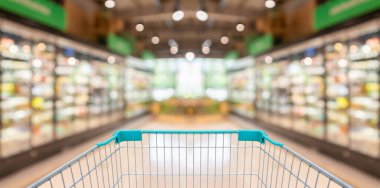 Marketin arka planında boş alışveriş arabası