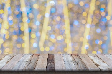 Boş ahşap masa üstü, bulanık Noel ağacı ve bokeh ışıklı arka plan