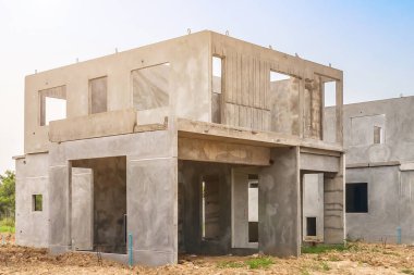 İnşaat sahasında prefabrikasyon sistemi olan yeni bir ev inşa ediliyor.