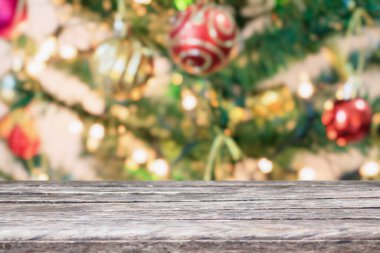 Boş ahşap masa üstü, bulanık Noel ağacı ve bokeh ışıklı arka plan