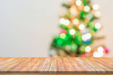 Boş ahşap masa üstü, bulanık Noel ağacı ve bokeh ışıklı arka plan