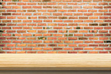 Eski, eski tuğla duvar arkaplan ürün görünümünde ahşap masa üstü