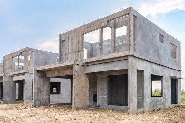 İnşaat sahasında prefabrikasyon sistemi olan yeni bir ev inşa ediliyor.