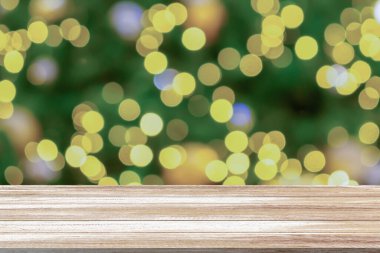 Boş ahşap masa üstü, bulanık Noel ağacı ve bokeh ışıklı arka plan