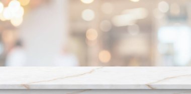 Bulanık mutfak kafesi arka planında mermer masa.