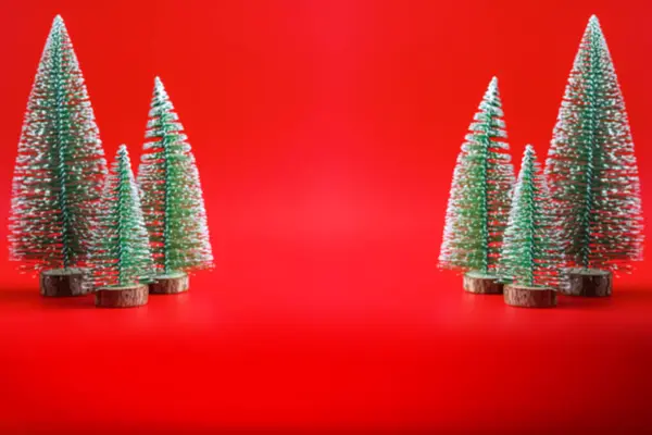 Abstrakte Unschärfe Weihnachtsbaum Auf Rotem Hintergrund Neujahr Feiertag Feier Konzept — Stockfoto