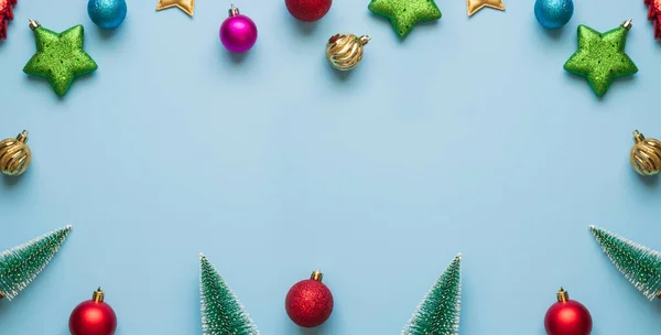 Weihnachten Neujahr Hintergrund Kiefer Ball Christbaumkugel Auf Blauem Pastell Hintergrund — Stockfoto