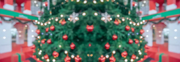 アブストラクトぼやけたクリスマスツリーとボケ光の背景 — ストック写真