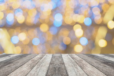 Boş ahşap masa üstü, bulanık Noel ağacı ve bokeh ışıklı arka plan