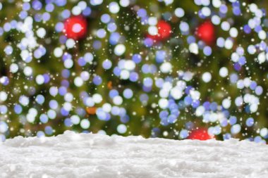 Boş beyaz kar, bulanık Noel ağacı ve bokeh ışıklı arka plan