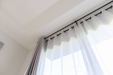 Oturma odasındaki perde iç dekorasyonu