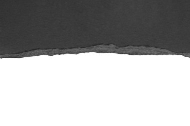 Siyah yırtılmış kağıt kenarları beyaz arkaplanda izole edilmiş.