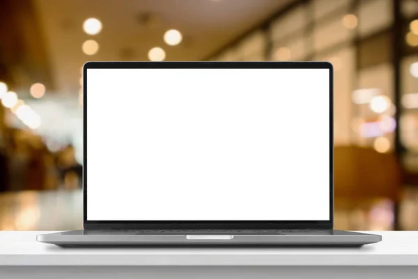 Laptop Czystym Ekranem Marmurowym Stole Kawiarnią Kawiarnia Rozmyte Tło — Zdjęcie stockowe