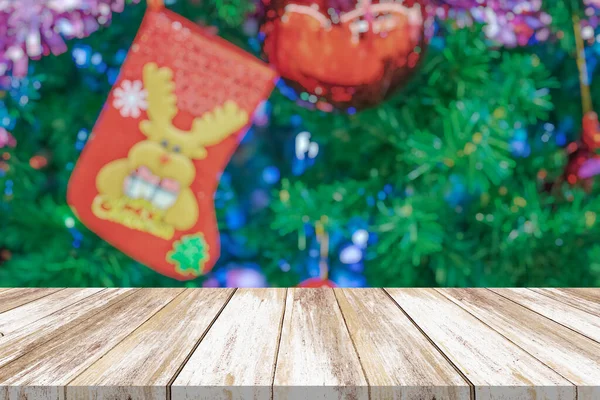 空の木製テーブルトップともにぼかしクリスマスツリーでボケ光の背景 — ストック写真
