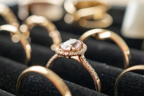 Χρυσό Κόσμημα Διαμαντένια Δαχτυλίδια Δείχνουν Βιτρίνα Κατάστημα Πολυτελείας Λιανικής Πώλησης — Φωτογραφία Αρχείου