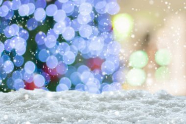Boş beyaz kar, bulanık Noel ağacı ve bokeh ışıklı arka plan