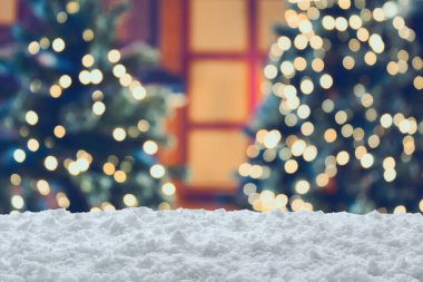 Boş beyaz kar, bulanık Noel ağacı ve bokeh ışıklı arka plan