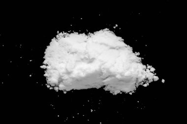 Siyah arkaplanda beyaz kar izole edilmiş. Yakın plan.