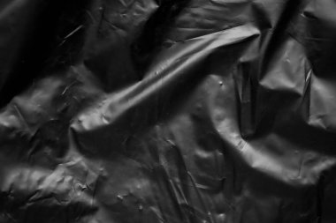 Siyah arkaplan üzerindeki şeffaf plastik poşet kaplama dokusu