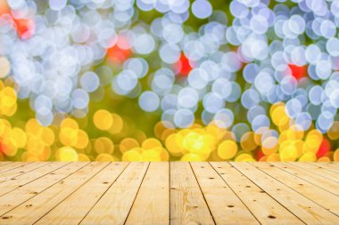 Boş ahşap masa üstü, bulanık Noel ağacı ve bokeh ışıklı arka plan