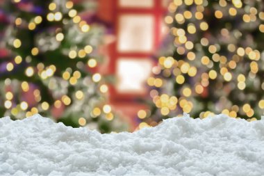 Boş beyaz kar, bulanık Noel ağacı ve bokeh ışıklı arka plan