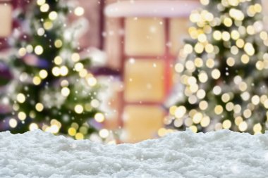 Boş beyaz kar, bulanık Noel ağacı ve bokeh ışıklı arka plan