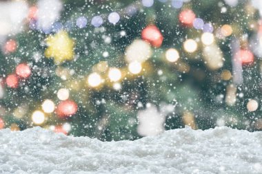 Boş beyaz kar, bulanık Noel ağacı ve bokeh ışıklı arka plan