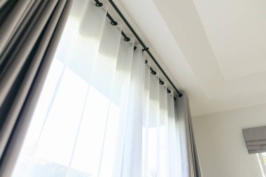 Oturma odasındaki perde iç dekorasyonu