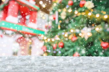 Boş beyaz kar, bulanık Noel ağacı ve bokeh ışıklı arka plan