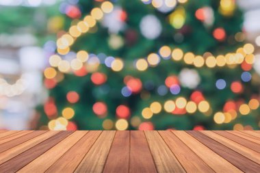 Boş ahşap masa üstü, bulanık Noel ağacı ve bokeh ışıklı arka plan