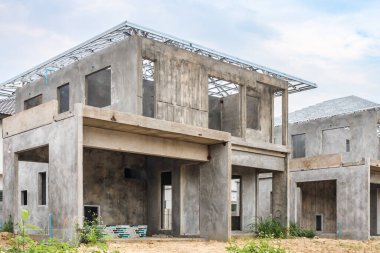 İnşaat sahasında prefabrikasyon sistemi olan yeni bir ev inşa ediliyor.