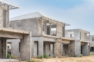 İnşaat sahasında prefabrikasyon sistemi olan yeni bir ev inşa ediliyor.