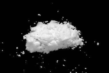 Siyah arkaplanda beyaz kar izole edilmiş. Yakın plan.