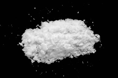 Siyah arkaplanda beyaz kar izole edilmiş. Yakın plan.