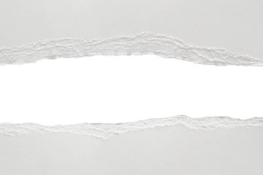 Beyaz yırtılmış kağıt kenarları beyaz arkaplanda izole edilmiş.