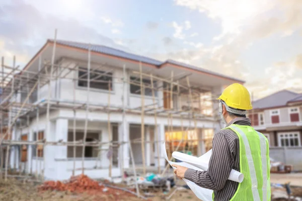 Joven Ingeniero Profesional Casco Protector Planos Papel Sitio Construcción Casa — Foto de Stock