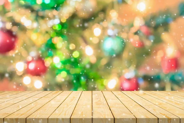 空の木製テーブルトップともにぼかしクリスマスツリーでボケ光の背景 — ストック写真