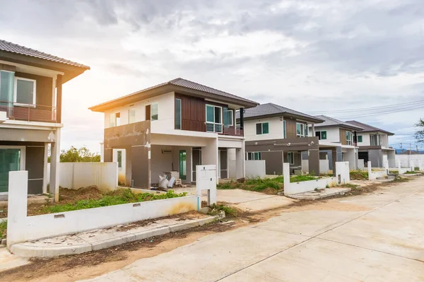 İnşaat alanındaki yeni ev inşaatı devam ediyor