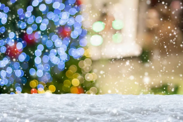 Boş beyaz kar, bulanık Noel ağacı ve bokeh ışıklı arka plan