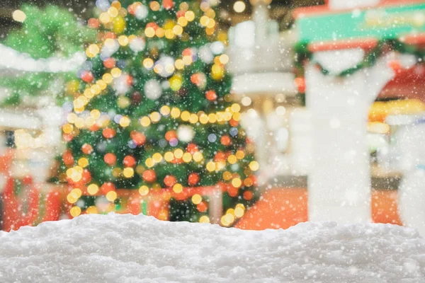 空の白い雪とともにぼかしクリスマスツリーでボケ光の背景 — ストック写真