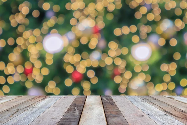 Prázdný Dřevěný Stůl Top Rozmazané Vánoční Strom Bokeh Světlo Pozadí — Stock fotografie