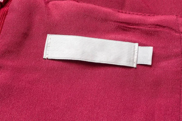 Λευκά Λευκά Ρούχα Φροντίδας Πλυντηρίου Ετικέτα Κόκκινο Ύφασμα Υφή Φόντο — Φωτογραφία Αρχείου