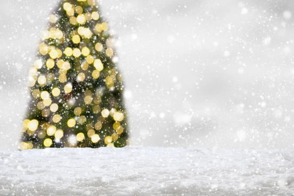 空の白い雪とともにぼかしクリスマスツリーでボケ光の背景 — ストック写真