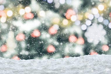 Boş beyaz kar, bulanık Noel ağacı ve bokeh ışıklı arka plan