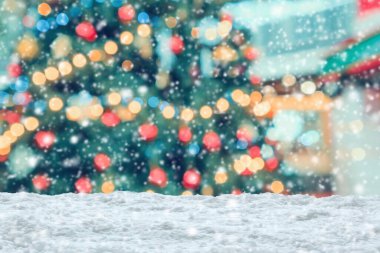 Boş beyaz kar, bulanık Noel ağacı ve bokeh ışıklı arka plan