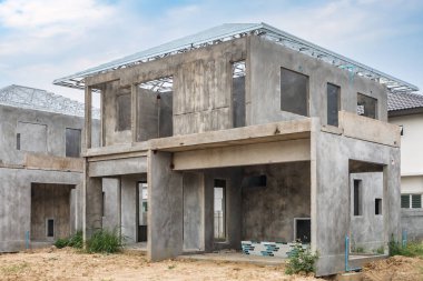 İnşaat sahasında prefabrikasyon sistemi olan yeni bir ev inşa ediliyor.