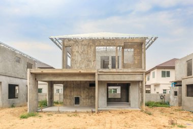 İnşaat sahasında prefabrikasyon sistemi olan yeni bir ev inşa ediliyor.