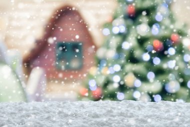 Boş beyaz kar, bulanık Noel ağacı ve bokeh ışıklı arka plan