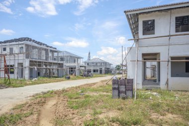 İnşaat sahasında prefabrikasyon sistemi olan yeni bir ev inşa ediliyor.