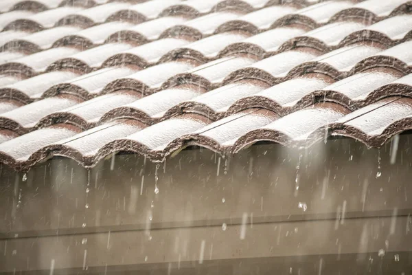 Regen Fällt Vom Hausdach — Stockfoto